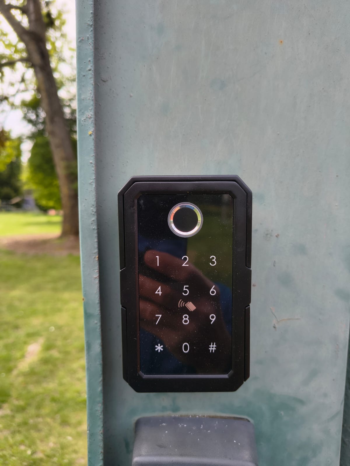 Keresse meg a fekete szekrényt a kapunál