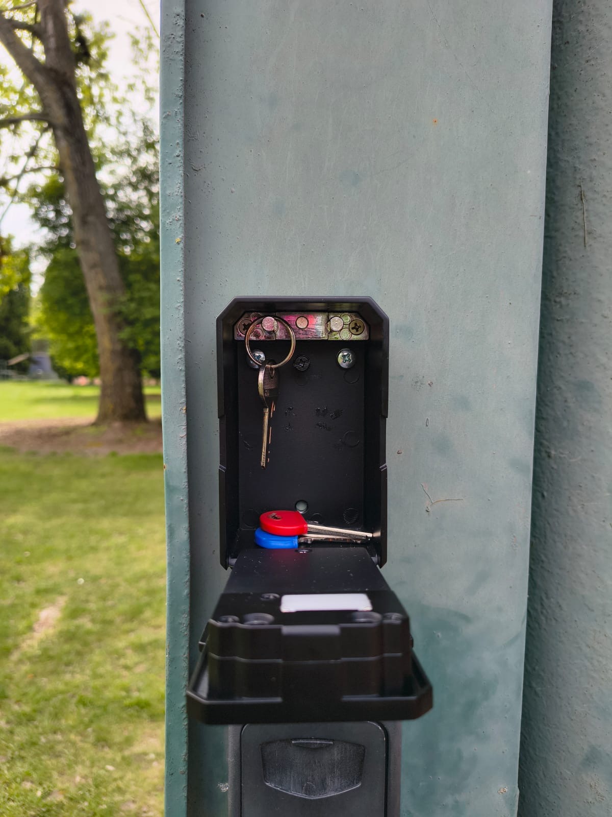 Nyissa ki a szekrényt és vegye ki a kulcsokat